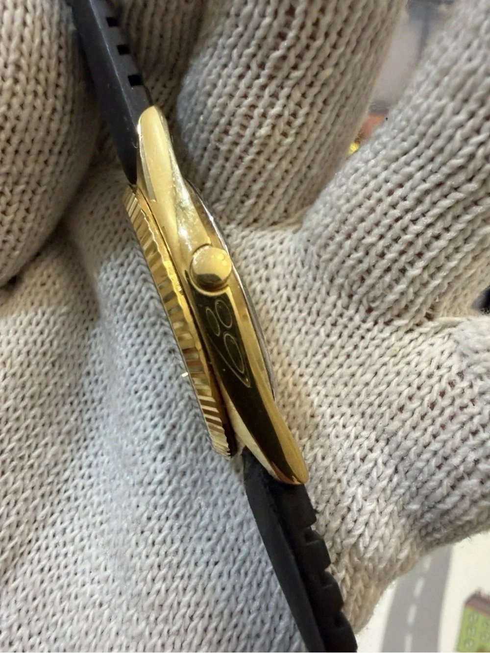 Vintage Seiko 7N43-8A10 Mens Gold Tone Fluted Bezel Black Dial Quartz Watch Day